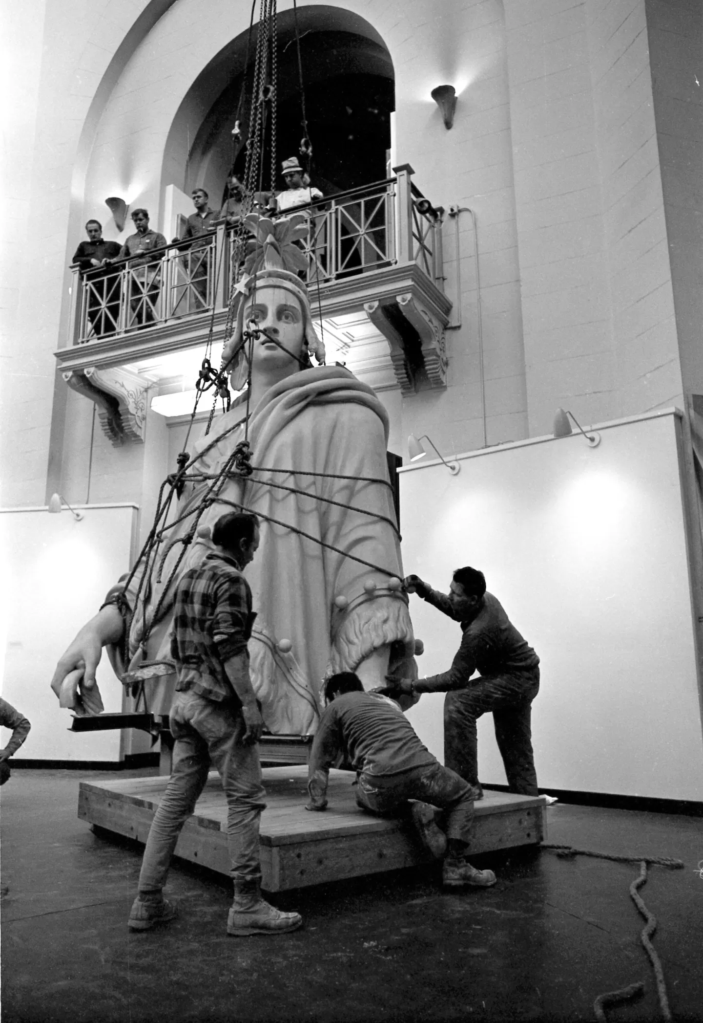 Plaster-Statue-Freedom-1967-2000w-Smithsonian-employees-prepare-storage.jpg